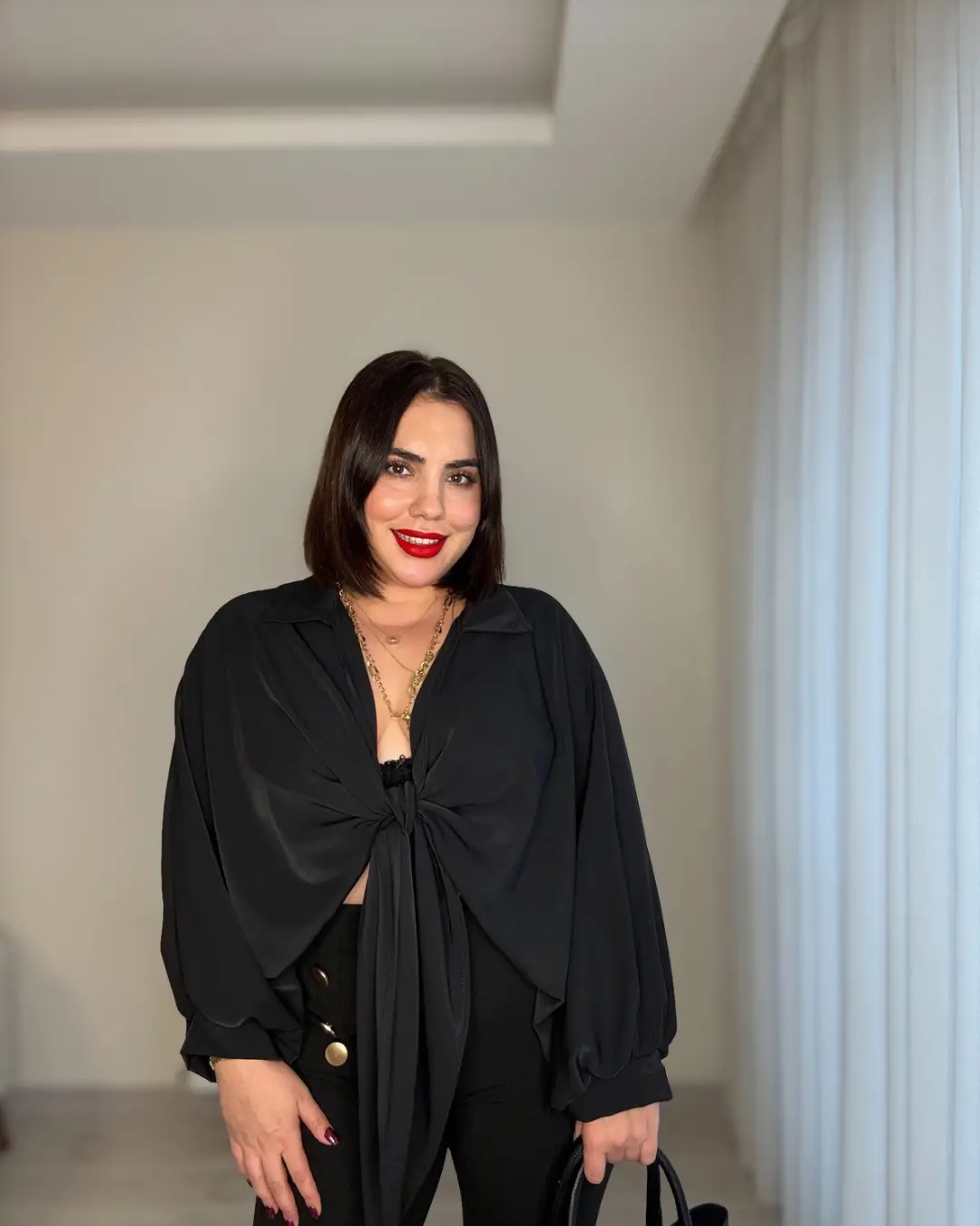 SİYAH BAĞLAMALI BLUZ