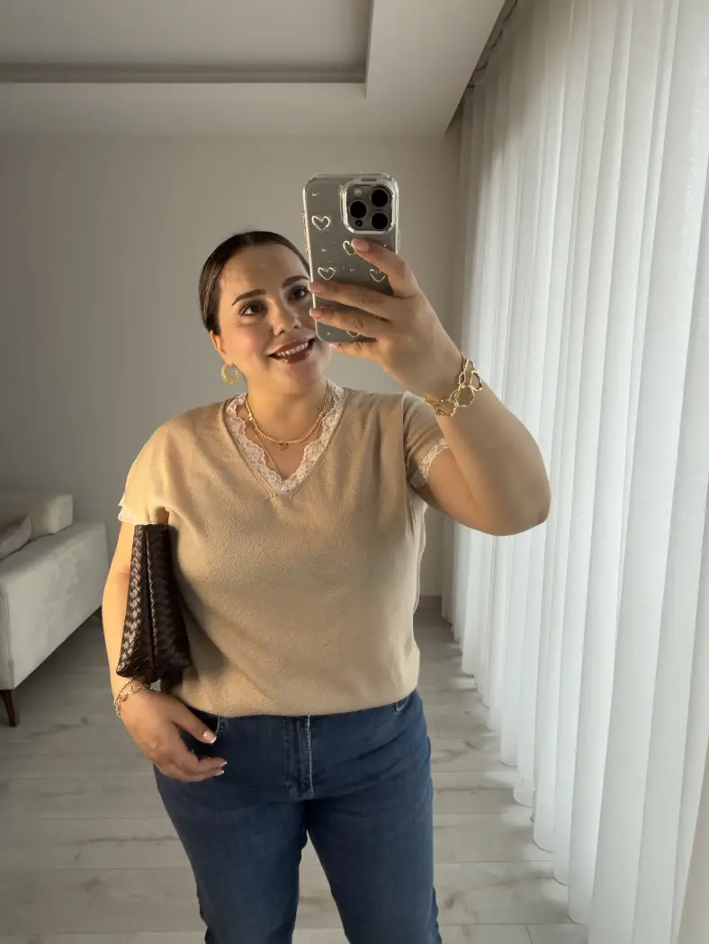 YAKASI VE KOLU DANTEL DETAYLI TRİKO BLUZ