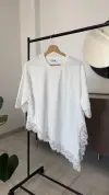 Ekru Asimetrik Dantel Detaylı Tshirt