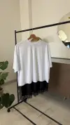 Beyaz Altı Siyah Saten ve Dantel Detaylı Tshirt