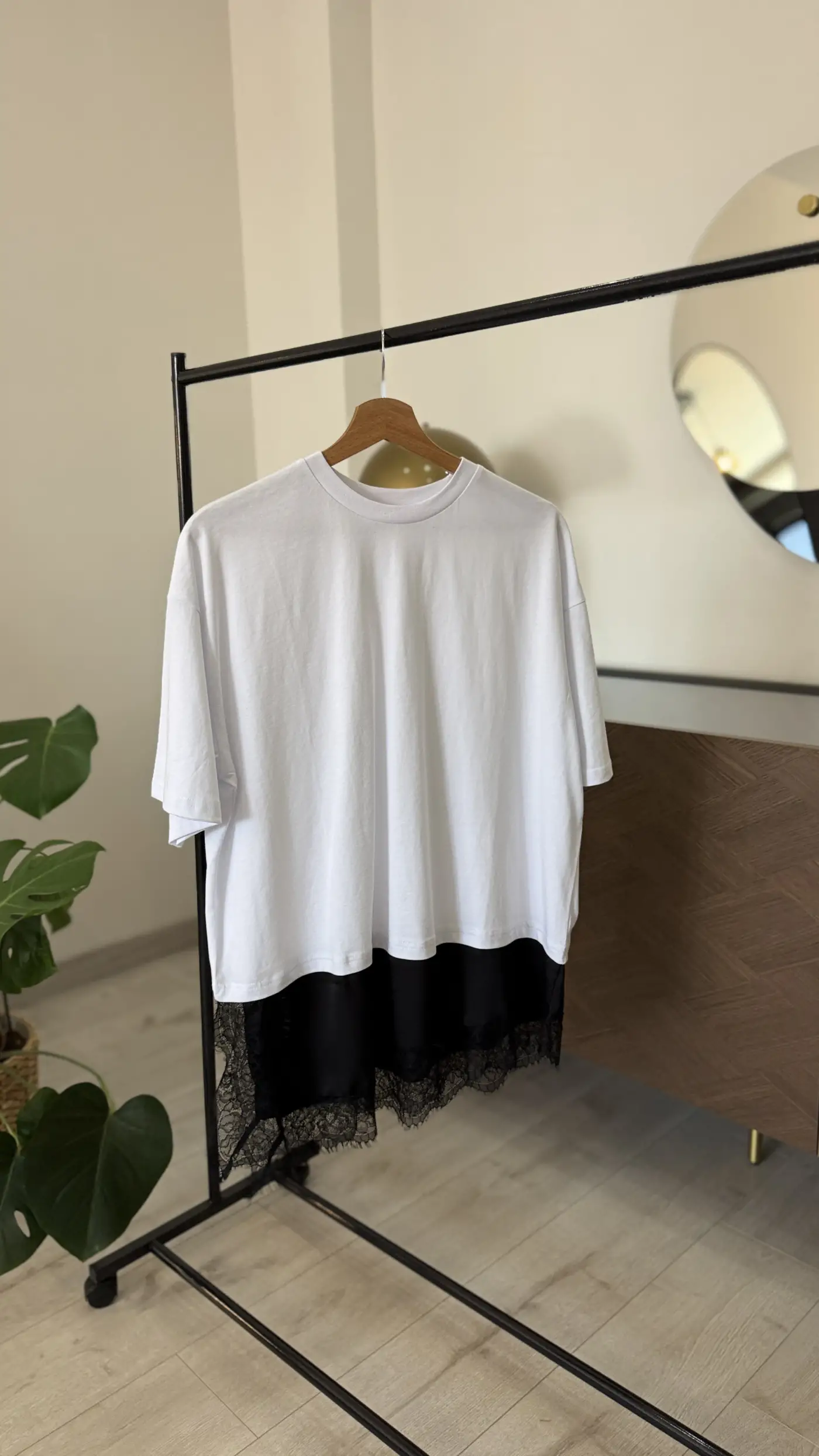 Beyaz Altı Siyah Saten ve Dantel Detaylı Tshirt