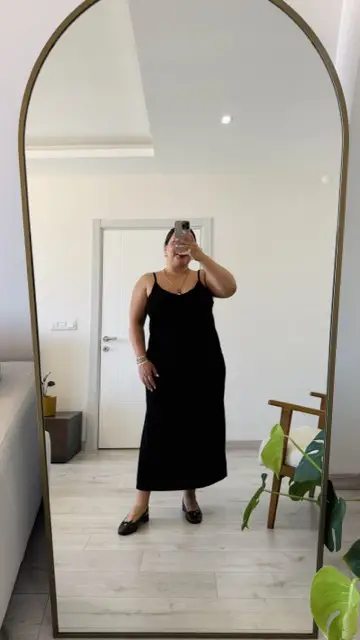 Siyah Askılı Yırtmaçlı Krep Elbise